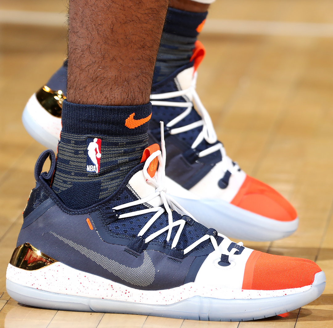 萨勒马克尔斯比赛里与裁判对峙，还被裁判踢了一脚（萨勒马克尔斯赛中与裁判争执，遭裁判一脚踢中）