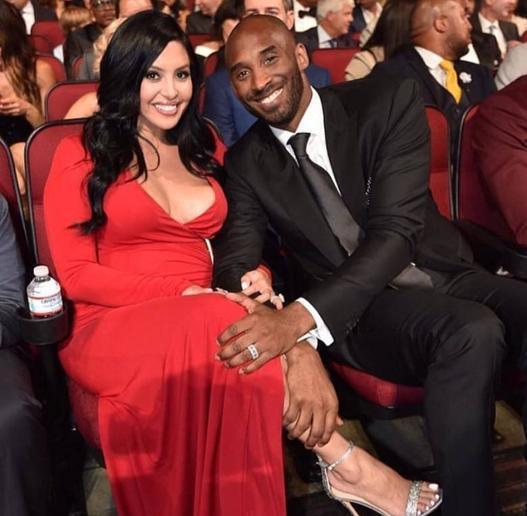 欧冠战报：西蒙屡献神扑，巴尔科拉中框，巴黎0-0闷平毕包（欧冠速递：西蒙高接低挡，巴尔科拉中柱，巴黎0-0与毕包互交白卷）